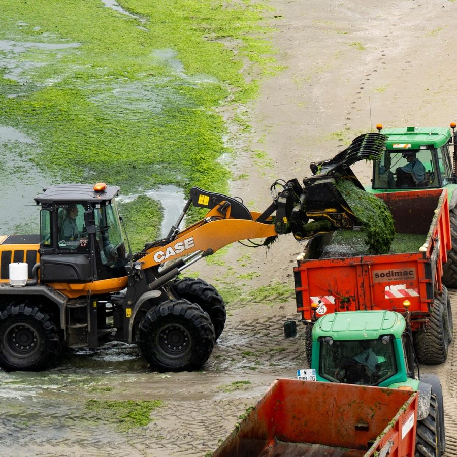 tractors-6307455_1920